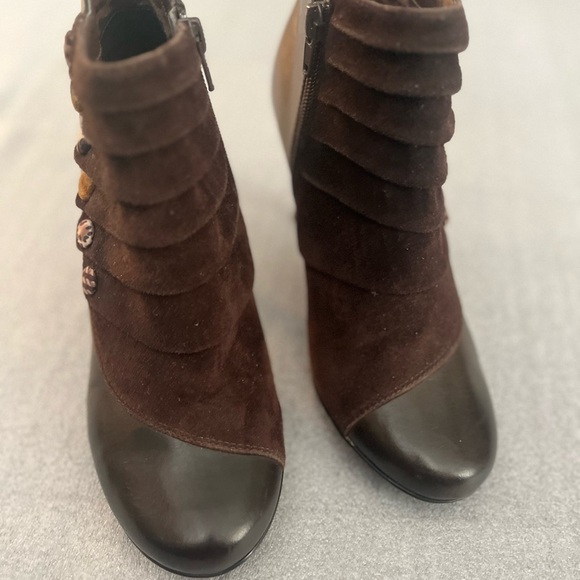 [37/6-6.5]MUDD Retro Brown Velvet Button Heel Ankle Boots - Picture 6 of 9